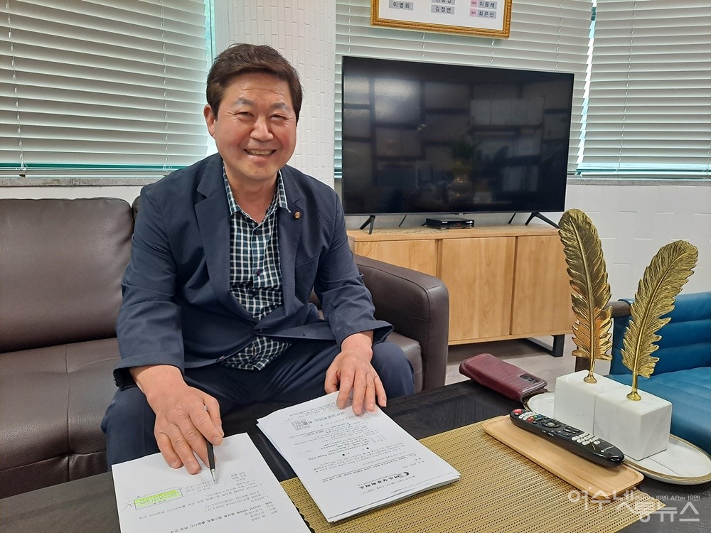 ▲인터뷰 도중 환하게 웃고 있는 여수시지부 김종배 회장 ⓒ조찬현