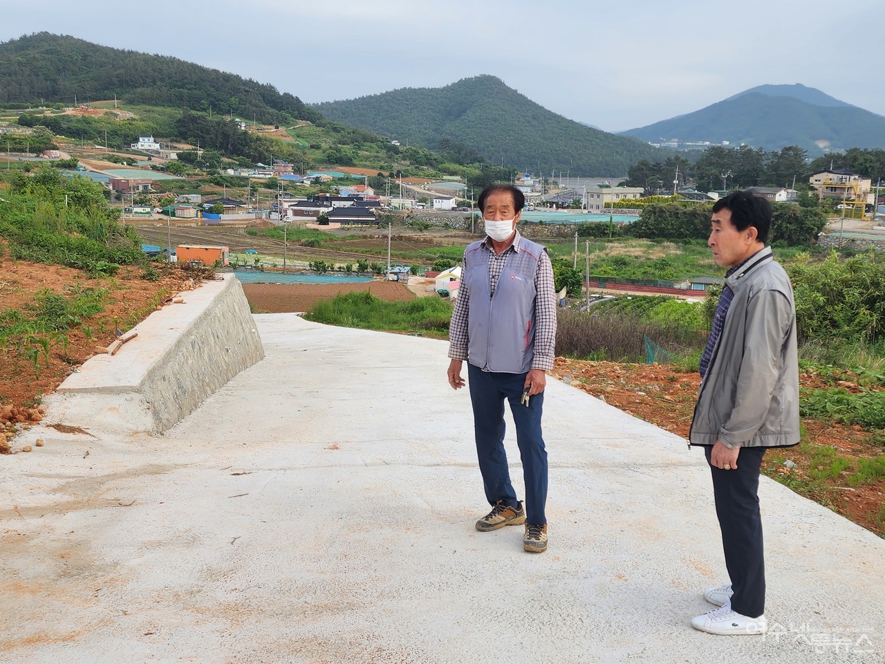 ▲ 돌산읍 상동 김영일(75세) 개발위원장과 곽남철 이장(73세)의 모습  ⓒ심명남