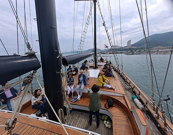 ▲  24일 오후 누리호 발사가 연기됐다는 속보가 떴지만 전국 유일 범선 코리아나호에 탄 52명의 누리호 관람객들은 발사장 가까이까지 다가가 누리호가 서있는 모습을 보며 아쉬워했다.ⓒ 오문수