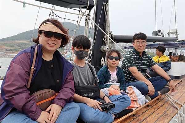 ▲  24일, 공주에서 온 조재동씨 일가족이 누리호 3차 발사 장면을 가까이서 보기위해 국내 유일범선 코리아나호에 승선해 발사장 가까이 갔지만 발사가 하루 연기돼 아쉬워했다.ⓒ 오문수