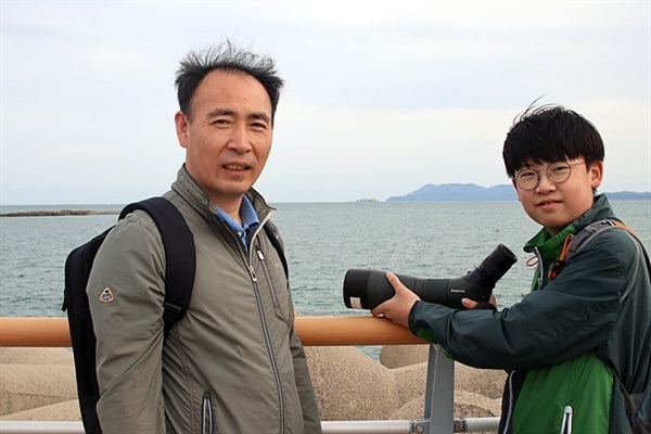 ▲  천안에서 온 조성진(중1)군은 물리에 관심이 많다. TV로 보던 누리호 발사 장면을 직접 눈으로 보기 위해 코리아나호에 승선했지만 하루 연기되자 아빠(조준연)와 함께 여수에서 1박 한 후 25일 발사장면을 직접보고 감격해 했다. 조성진군이 서있는 곳은 낭도 방파제다ⓒ 오문수