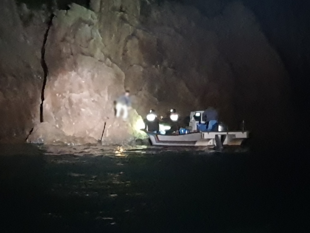 ▲ 고립된 행락객 구조하는 여수해경