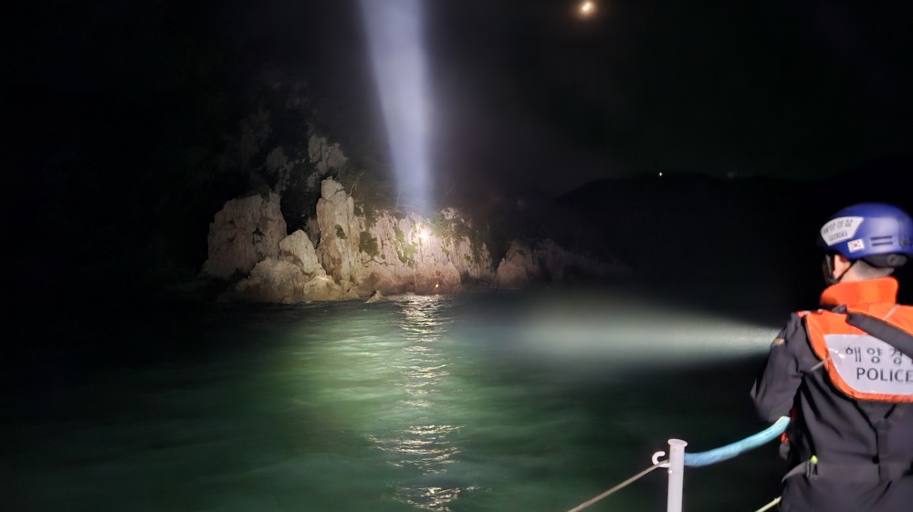 ▲고립된 행락객 구조하는 여수해경