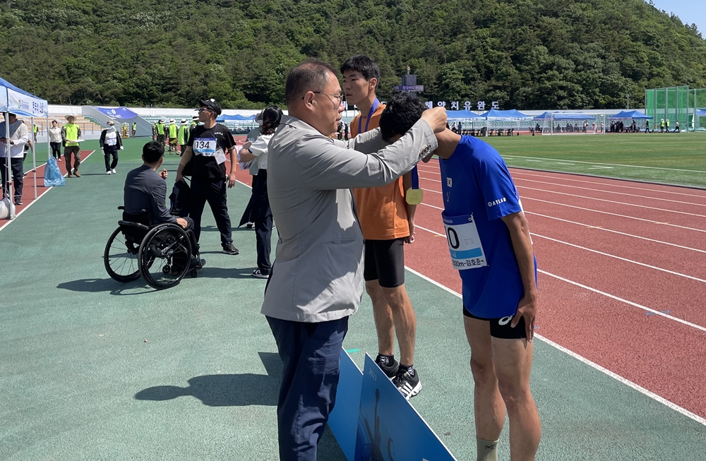 ▲전라남도 장애인육상연맹 이기재 회장이 수상자에게 메달을 수여하고 있다. 