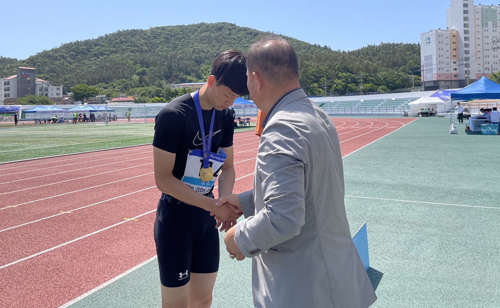 ▲ 수상자와 악수를 나누는 전라남도 장애인육상연맹 이기재 회장.