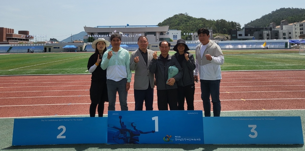 ▲ 전라남도 장애인육상연맹 관계자가 함께 기념사진을 찍고 있다. 