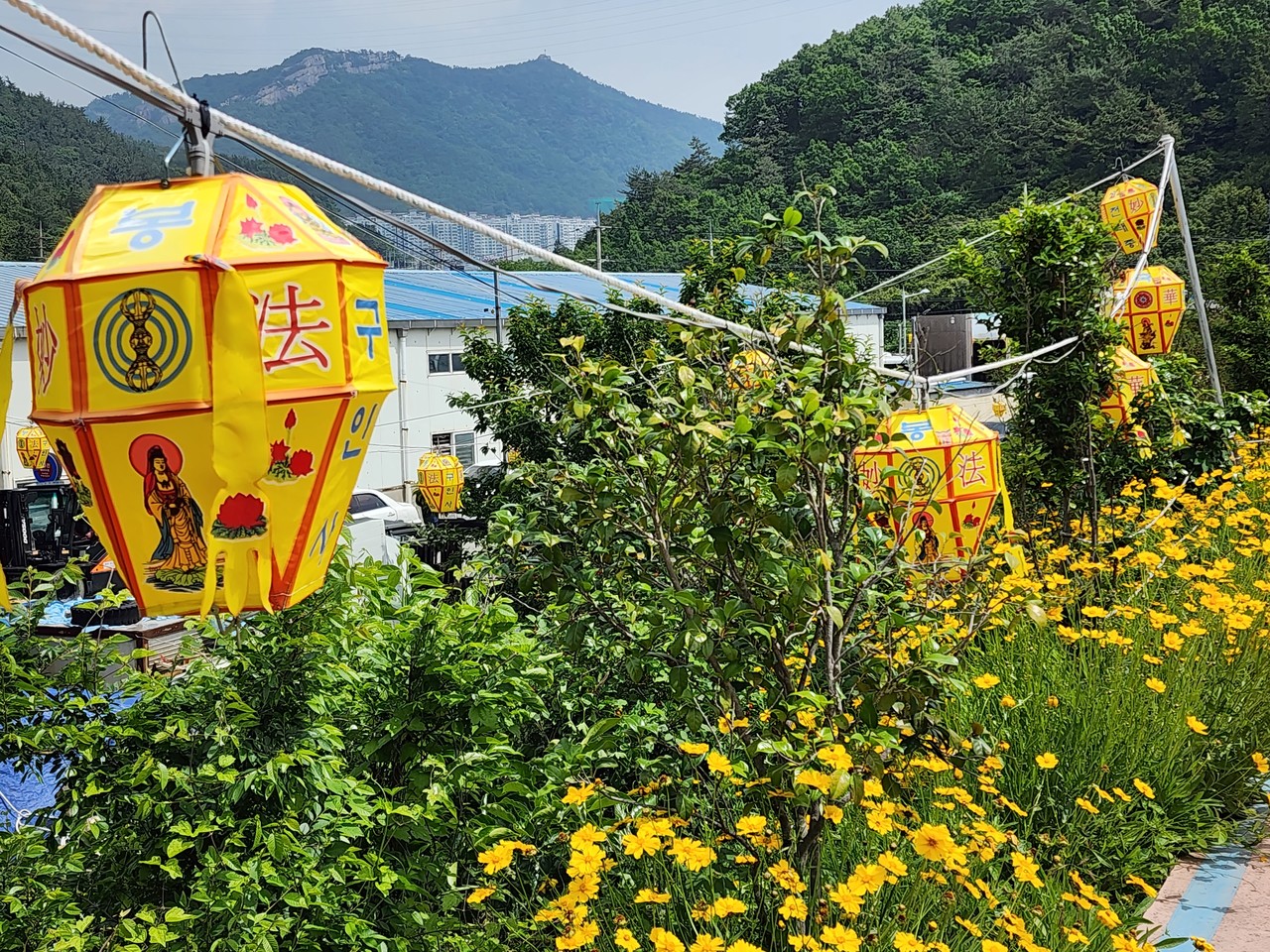 ▲ 전라선 옛철길에 걸린 연등 ⓒ심명남