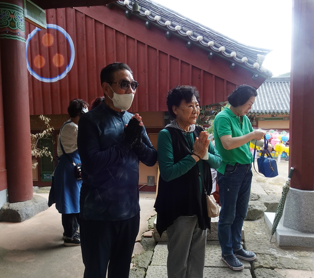 ▲ 흥국사를 찾은 김선자, 명창옥 부부