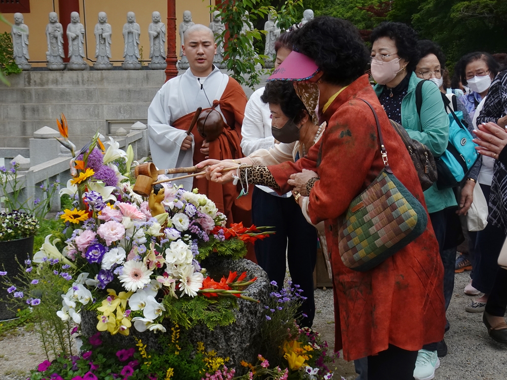 ▲ 아기부처님 관불의식 모습