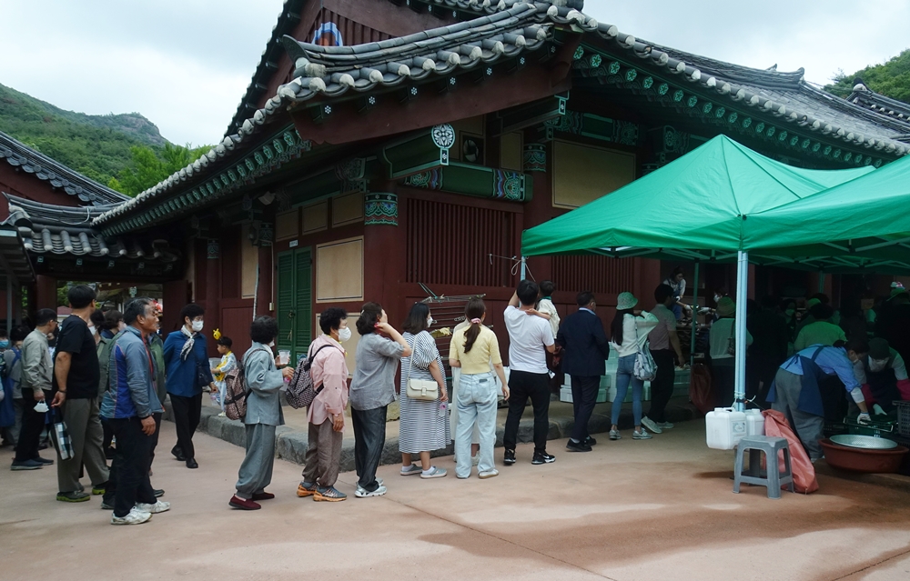 ▲ 흥극사를 찾은 사람들이 음식공양을 기다리고 있다.