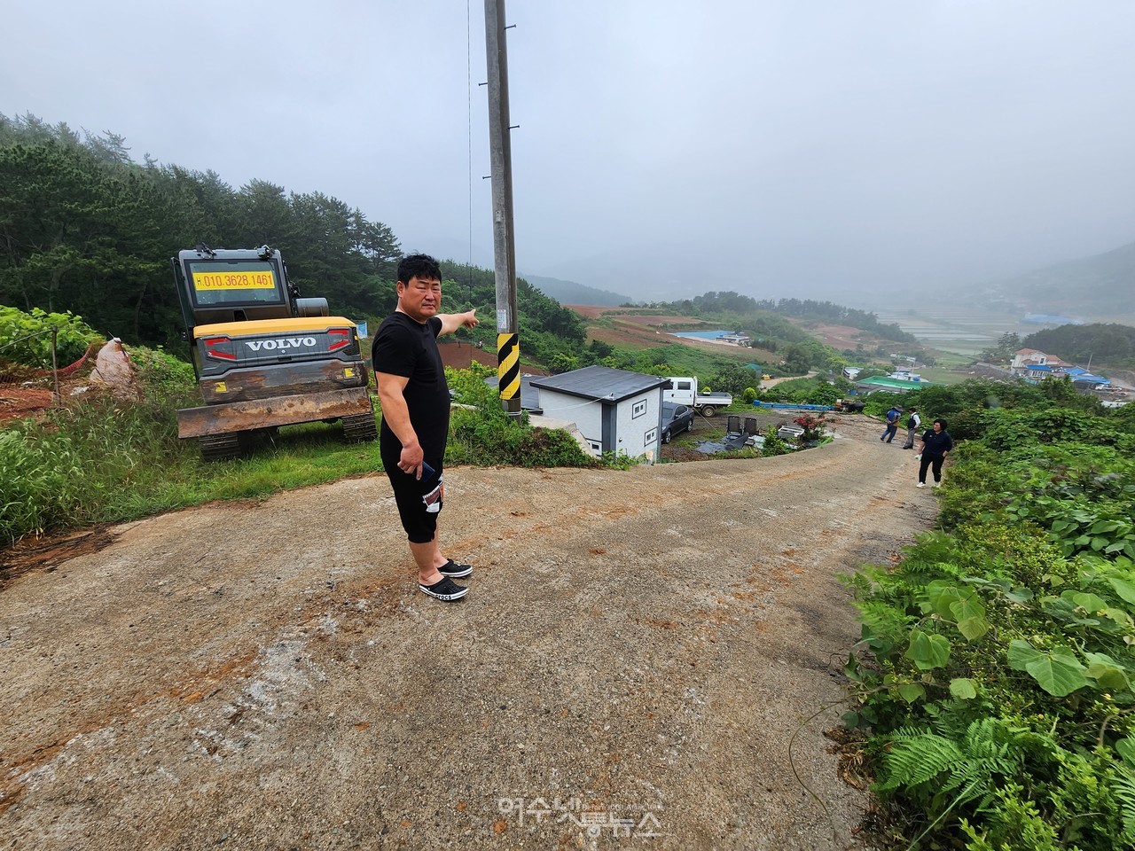 ▲ 6년간 이장을 역임한 월암마을 이민재 전 이장은 ”처음 농로개설 공사가 100m였는데 15m가 더 늘어난 이유는 박씨 어르신이 동의를 안해줘서 공사가 멈췄다고 말했다 ⓒ심명남