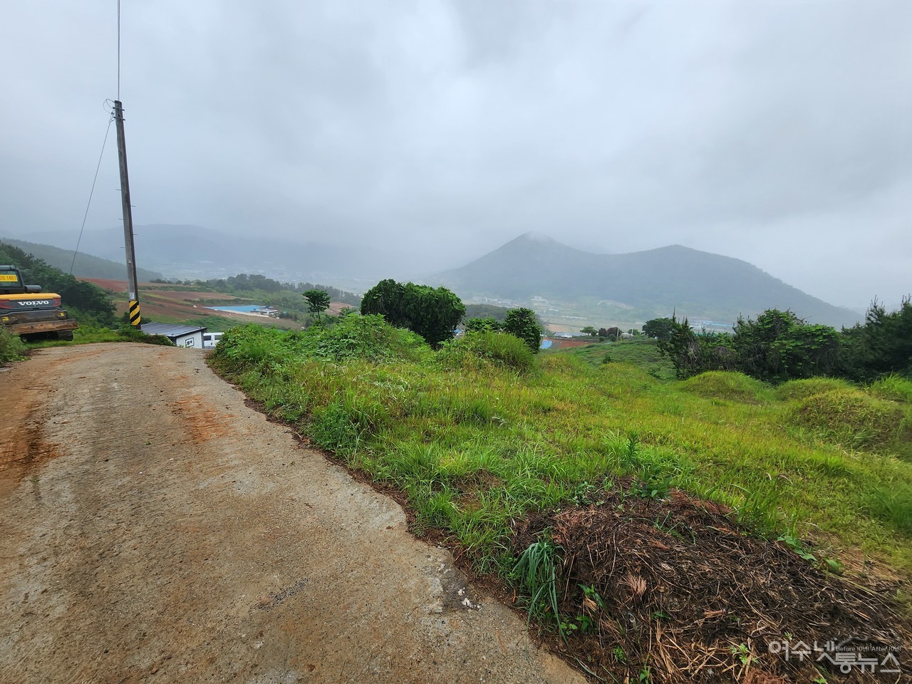 ▲ 주민숙원 사업인 둔전평야 가는 농로길 앞으로 공동묘지가 즐비해 있고 길 끝에 농막이 보인다 ⓒ심명남