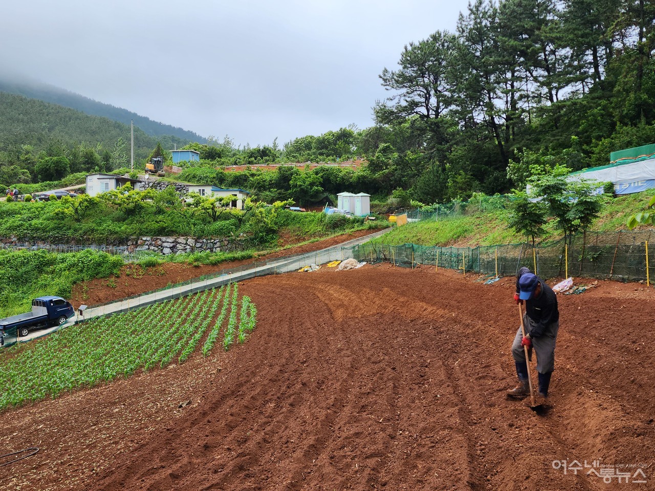 ▲ 월암마을 밭일을 일구던 박영일(69세) 어르신은 농로는 주민들 숙원사업인 것은 맞다며 입구가 끊겨 농막쪽으로 간것은 박아무개씨가 반대해 공사가 멈췄다고 말했다 ⓒ심명남