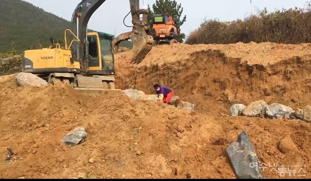 ▲ 박성미 의원의 농막 위로 5m 높이에 석축을 쌓고 있다. 농로길 공사로 흙이 무너져 박의원은 자비로 석축을 쌓았다고 말했다 ⓒ박성미 의원 제공