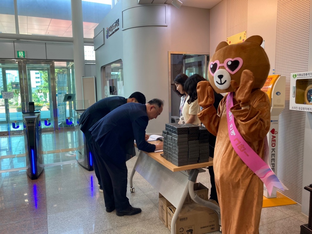 ▲ 금연 서약하는 전남교육청 직원들.