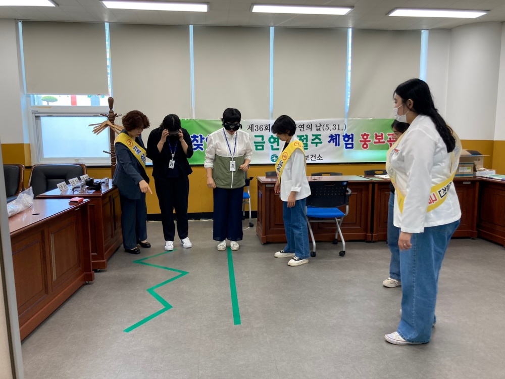 ▲ 가상 음주 체험하는 전남교육청 직원들.