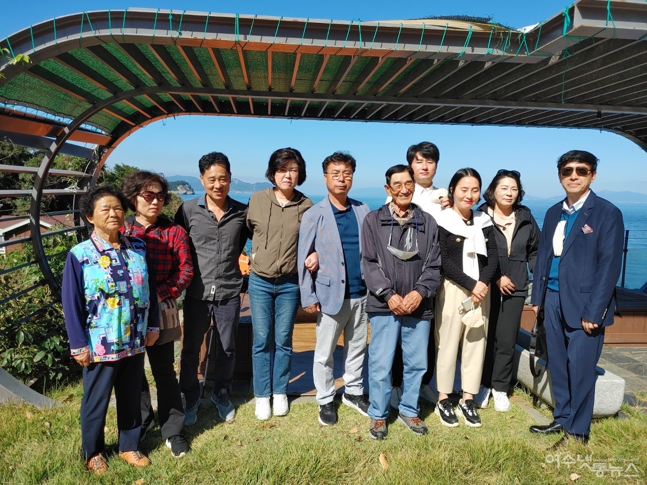 ▲ 지난 10월 납북귀한 어부 유가족이 동고지명품마을에 모여 방송촬영후 기념사진을 찍는 탁성호 가족 ⓒ 심명남