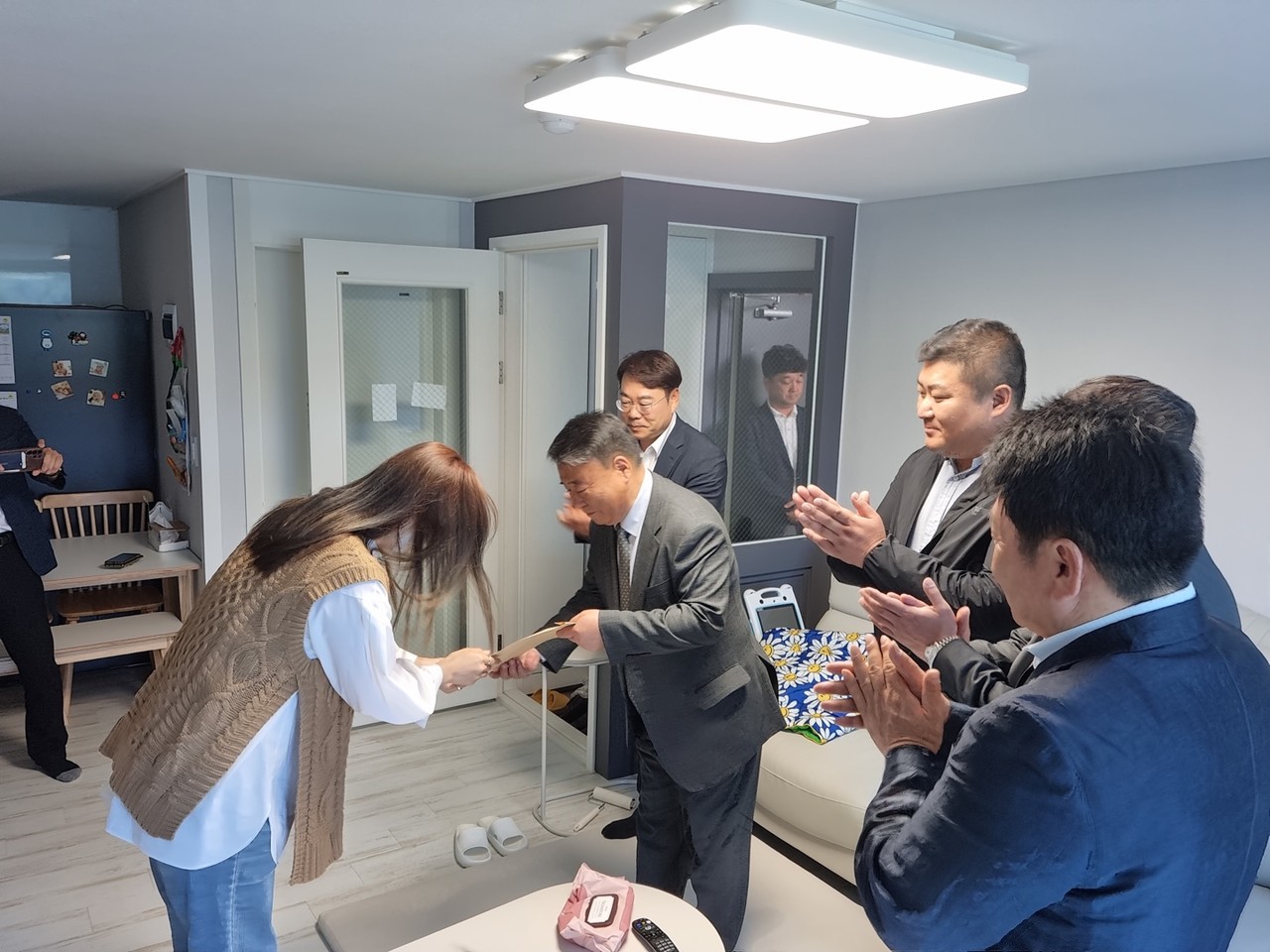 ▲ 여수경찰서 집회시위관리위원회 박헌영 위원장이 한부모 가정에 물품지원 모습