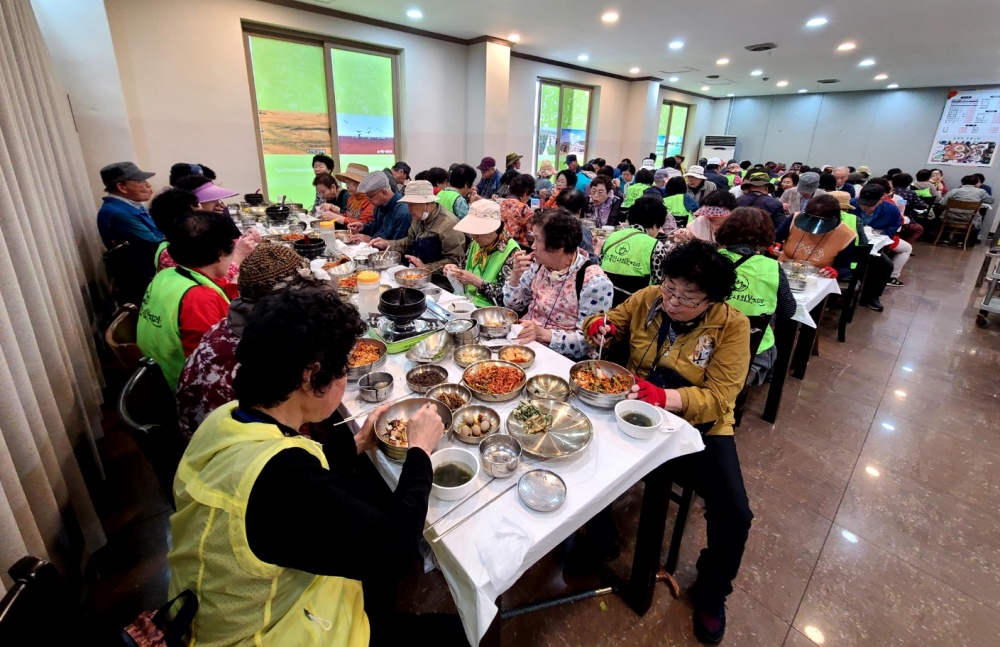 ▲ 순천만국제정원박람회장 방문 후 점심을 즐기는 참여자