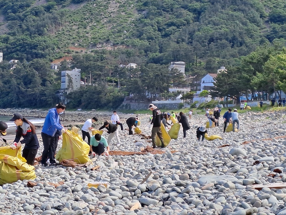 ▲여수지방해양수산청 해안가 연안정화 활동 모습