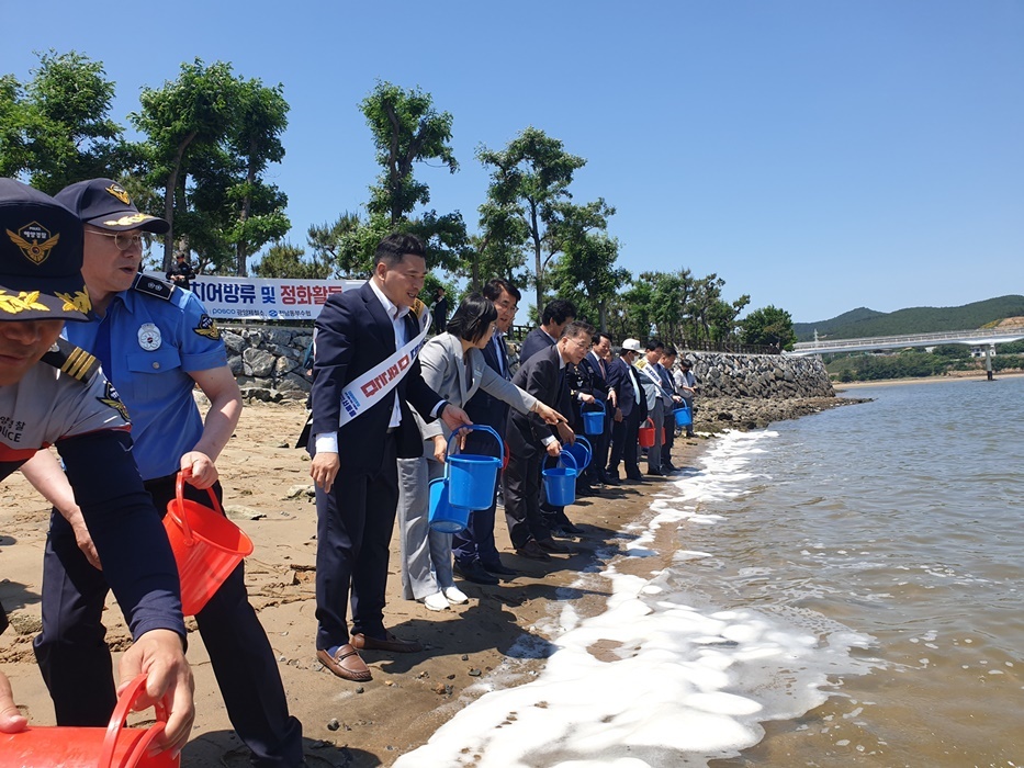 ▲ 광양 앞바다 치어방류 행사