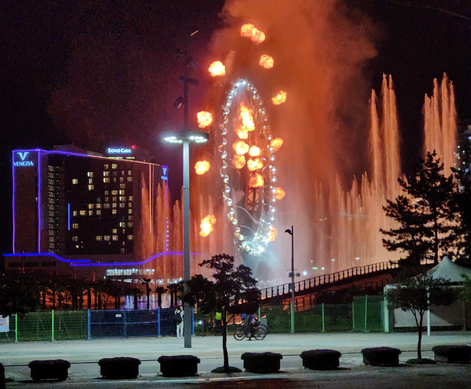 ▲ 왜 많은 사람이 불행할까요?