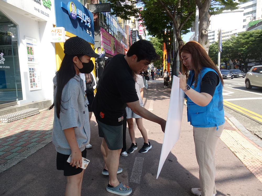 ▲ 여수사랑상품권 상시 10% 할인 필요 여부를 묻는 길거리투표 모습