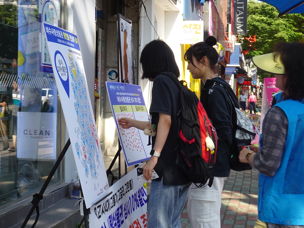 ▲  여수사랑상품권 상시 10% 할인 필요 여부를 묻는 길거리투표 모습