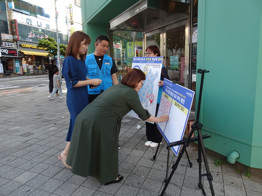 ▲ 여서동에서 진행된 길거리투표에 참여하는 모녀