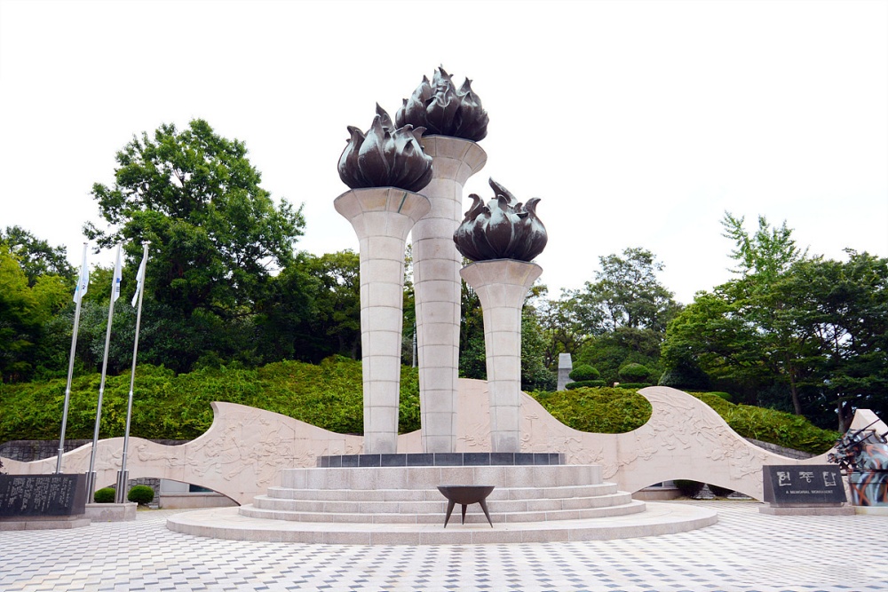 ▲ 자산공원 현충탑