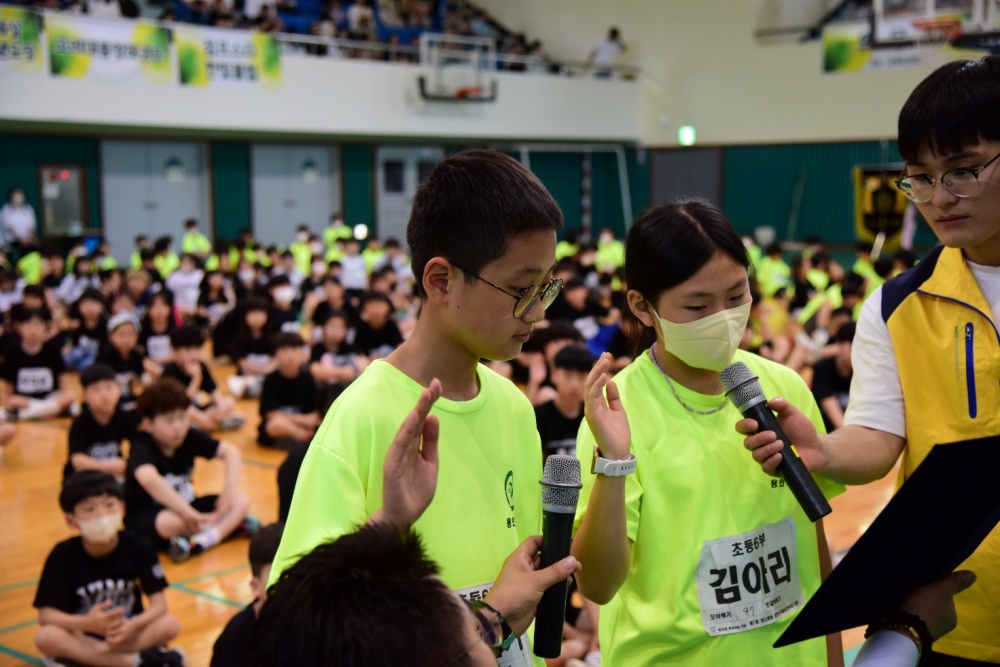 ▲선수대표로 참가한 김민기(도원초6) 김아리(도원초) 선수가 선수선서를 하고 있다.