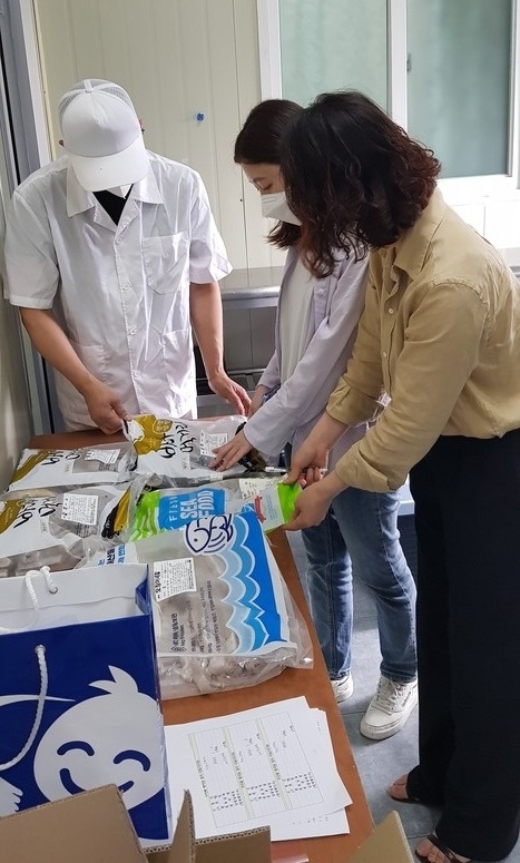 ▲ 지난 2021년 전남교육청 수산물안전성 검사 현장