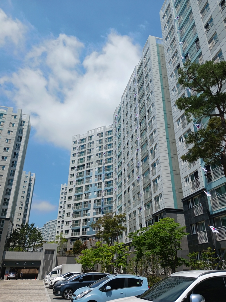 ▲ 문수동 대성베르힐 전 세대에 내걸린 태극기