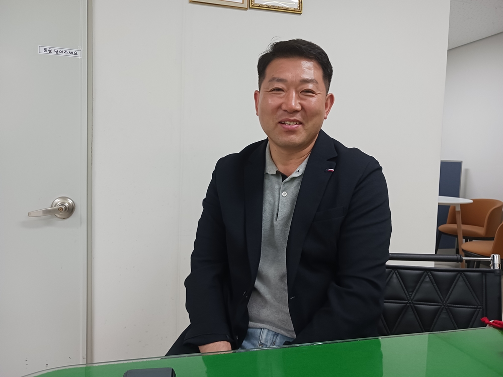 ▲ 염동문 입주민은 현충일 태극기 게양의 의미를 말했다.