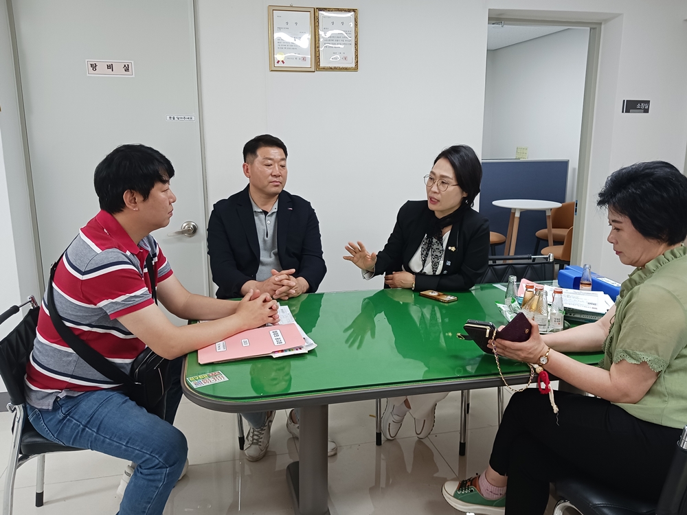 ▲ 민덕희 여수시의원이 대성베르힐 관리사무소를 방문했다.