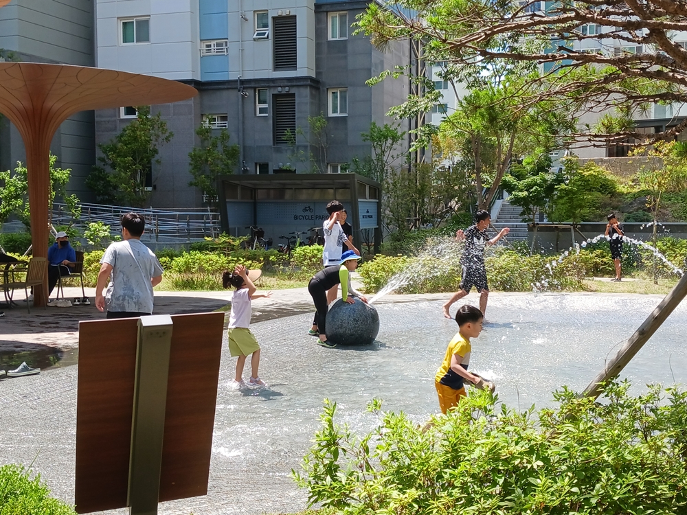 ▲대성베르힐 아파트 단지에서 함께 뛰노는 아이들 