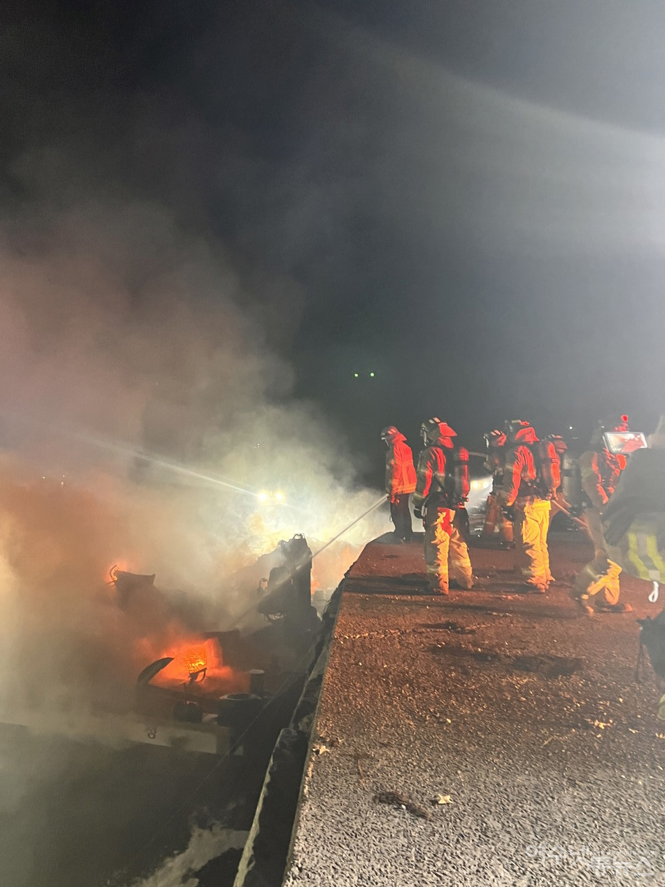 ▲ 가두리 양식장 어선 화재진압중인 여수해경 ⓒ여수해경 제공