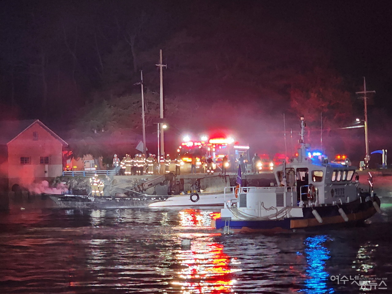 ▲ 고흥 소록도 가두리 양식장 어선에서 화재가  발생해 여수해경이 화재를 진압했다 ⓒ여수해경 제공