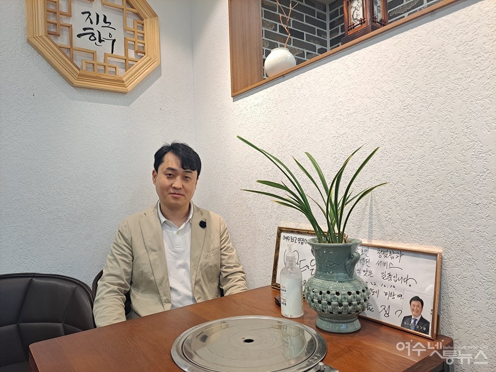 ▲지노한우 조진호 대표. 지노한우 노블점을 다녀간 정기명 시장의 사진과 글이 눈길을 끈다. ⓒ조찬현