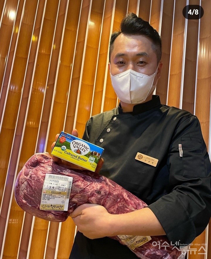 ▲지노한우 조진호 대표가 최고 품질의 한우 안심을 껴안고 있다. ⓒ조진호 제공