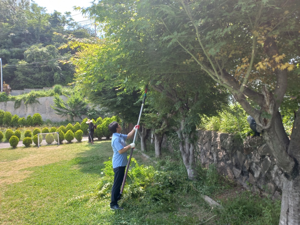  여수아이꿈터보육원  제초작업 모습