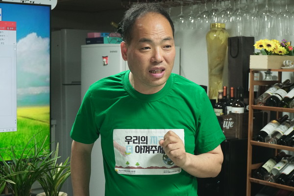 ▲탄소중립실천연대 공동대표인 김영주 강사가 기후위기 속 우리들의 실천의 중요성에 대해서 설명하고 있다. ⓒ여수시장애인단기거주시설