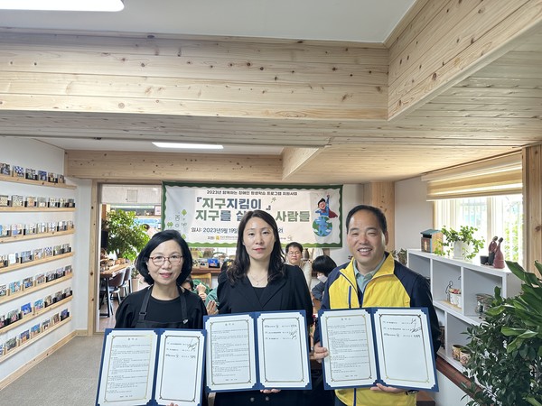 ▲ 에코플러스21(대표 김옥신), 여수시장애인단기거주시설(원장 정윤정), 탄소중립실천연대(공동대표 장동연, 김영주)가 협약을 맺고 지구지킴이사업을 함께 수행해 나가기로 했다. ⓒ여수시장애인단기거주시설