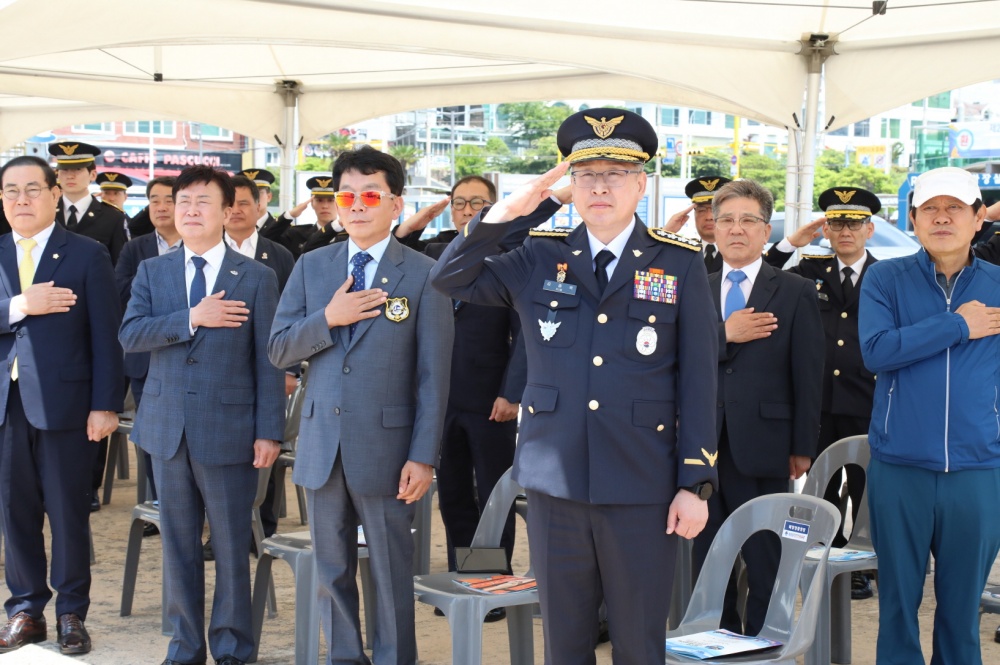 ▲ '제20회 해양경찰청장배 전국요트대회’ 참여자가 국민의례를 하고 있다.