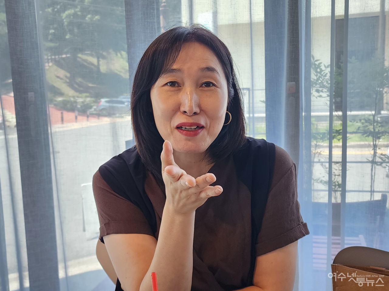 ▲ 황작가는 캘리그라피가 요즘 아이들에게 인기다며  배워 강사를 나가시는 분들이 많다고 소개했다 ⓒ심명남