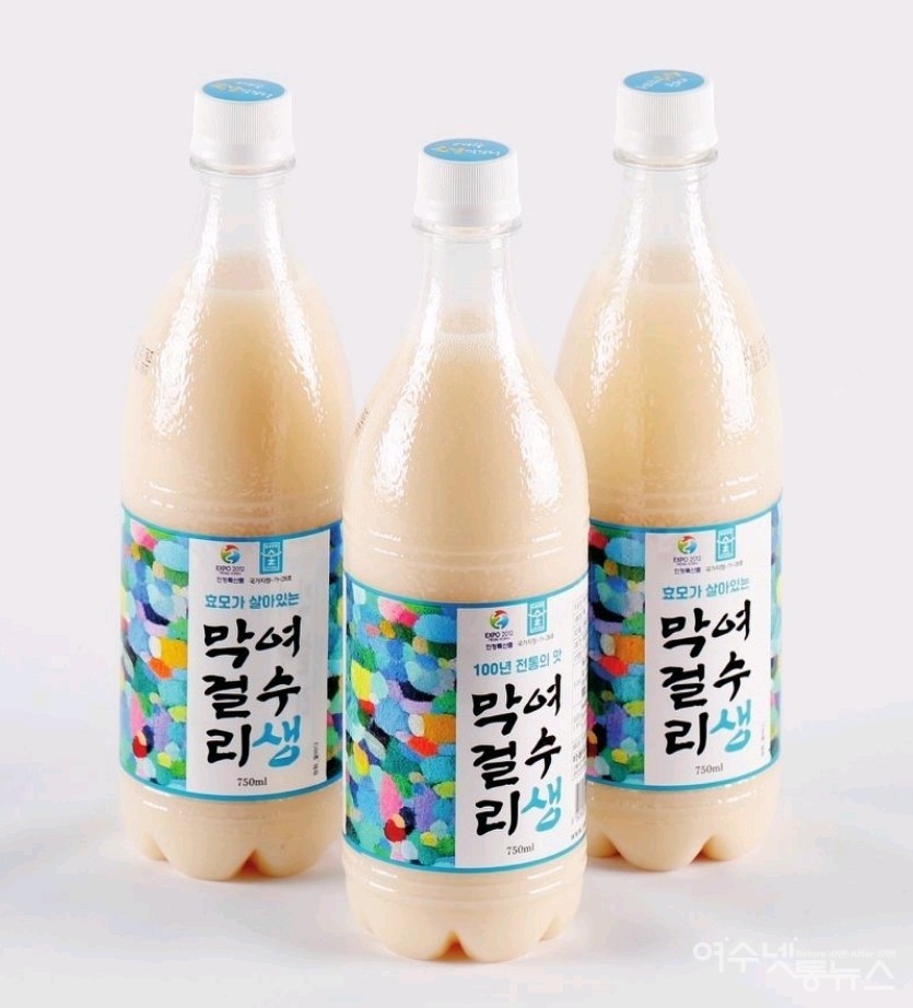 ▲ 여수 전통주 여수생막걸리 100주년 기념 때 유상국 작가의 여수꽃바다와 황진아 작가가 직접 쓴 여수생막걸리 글귀가 여수막걸리의 새로운 디자인으로 바뀌어 애주가들의 사랑을 받고 있다 ⓒ심명남