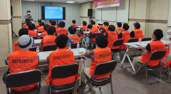 ▲ ⓒ 전남동부노인보호전문기관 장철수 과장이 ‘노인인권 및 학대예방교육’을 진행하고 있다.