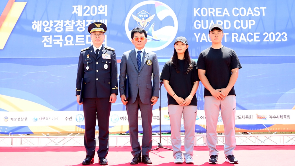 ▲ 해경청장, 대한요트협회장과 선서하는 여수시청팀