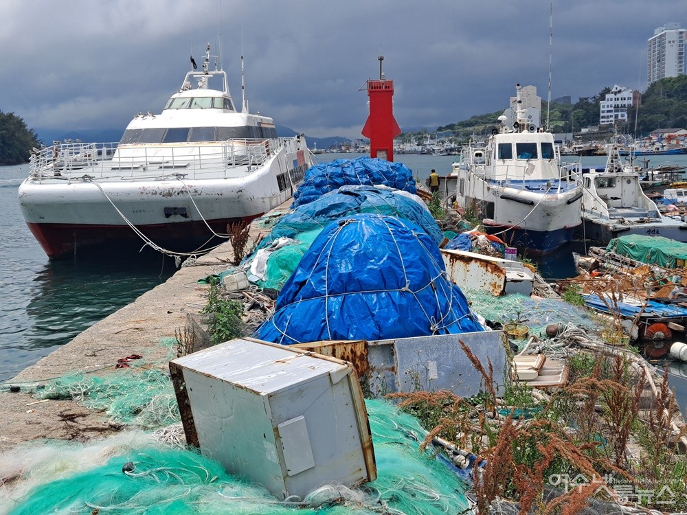 ▲국동항 파제제에 300톤에 달한 거대한 폐여객선이 흉물처럼 방치되어 있다. ⓒ조찬현