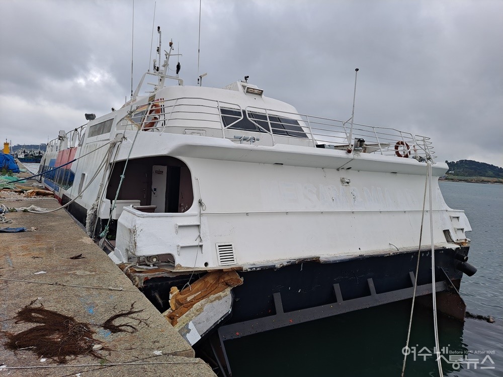 ▲파제제 현장에는 300톤에 달한 거대한 폐여객선이 흉물처럼 방치되어 있다.  ⓒ조찬현